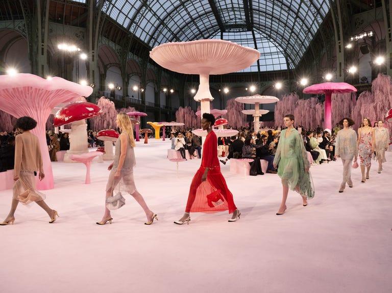 Показ Chanel Haute Couture 2026 декорации с гигантскими грибами Grand Palais