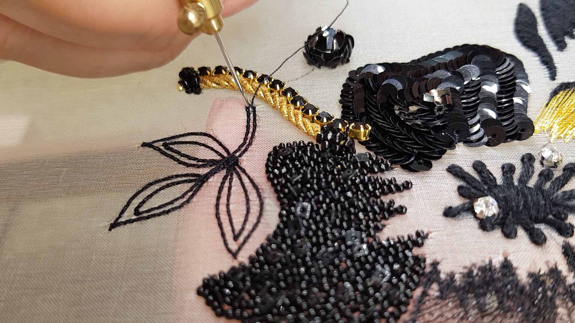 Вышивка люневильским крючком - фото из Базового курса в клубе кутюрной вышивки Broidery Club