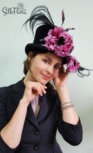 Анна Ушакова в шлятке с цветком из шелка от Полины Кузнецовой