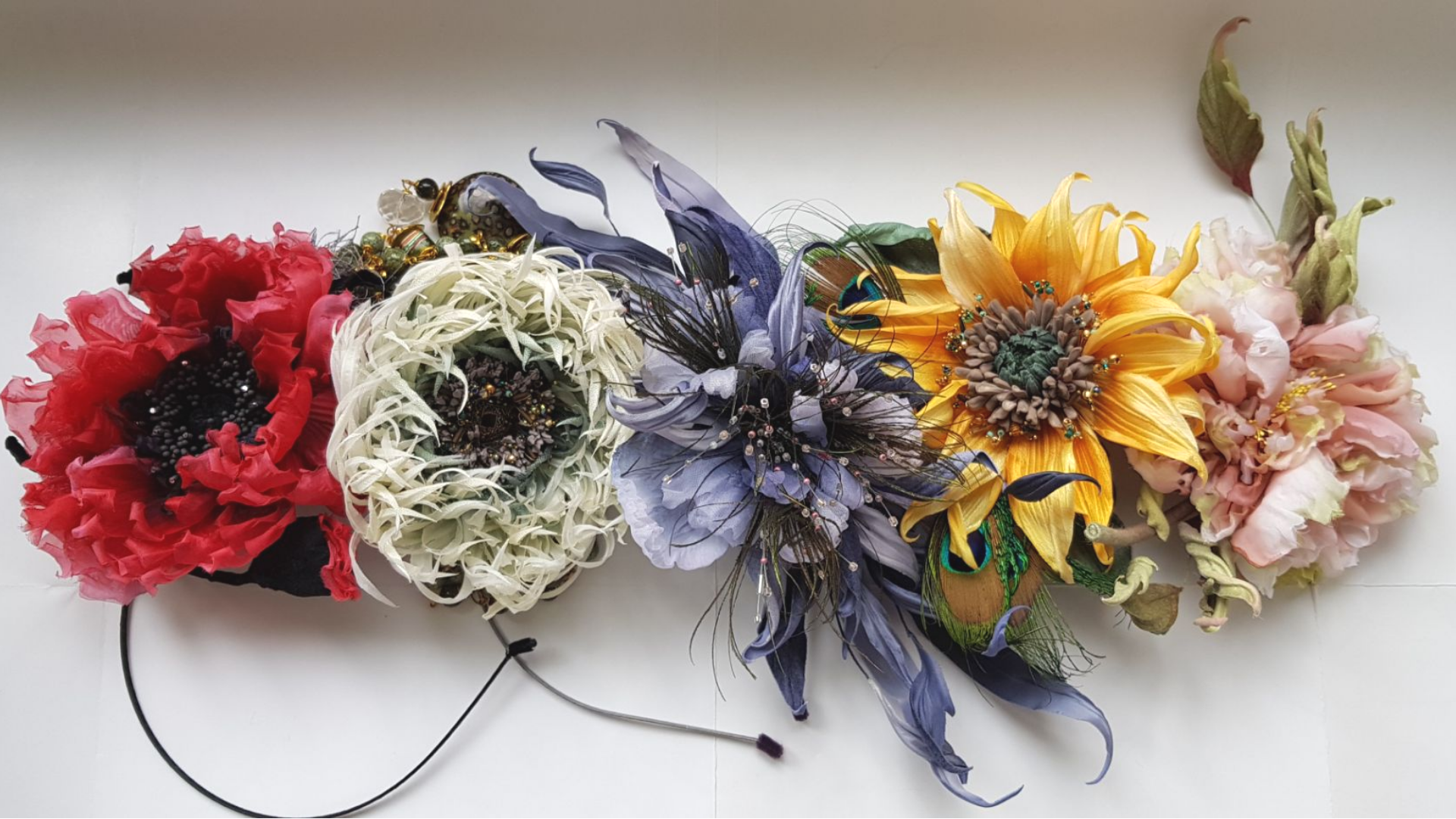 Цветы из разных видов шёлковых тканей