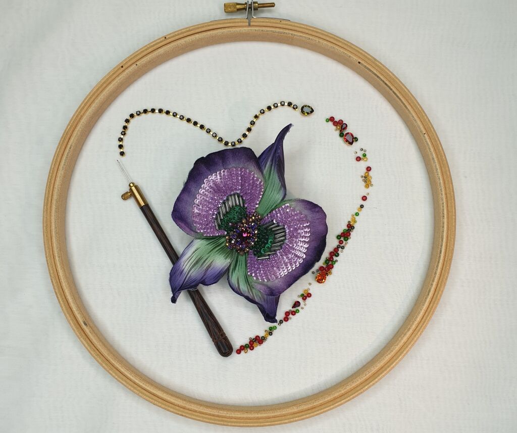 Вышитая брошь орхидея Broidery club