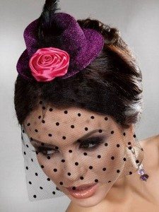Коктейльная шляпка с розой из ткани