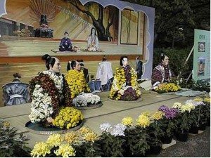 Японская скульптура и хризантемы